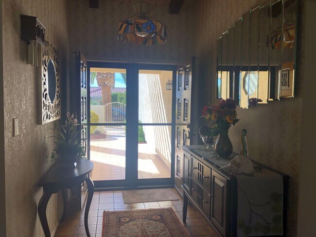 Foto del edificio - Welcome to this charming 2-bedroom, 2-bathroom home. Available April through October 2026!