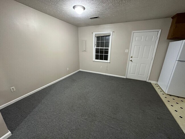 Foto del edificio - Two bedroom moments from Wards Rd shopping...