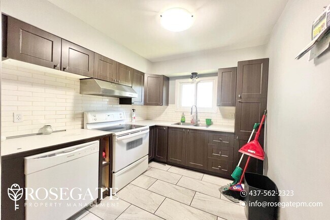 Building Photo - Spacious 4 Bed 2 Bath Detached Home in Nor...