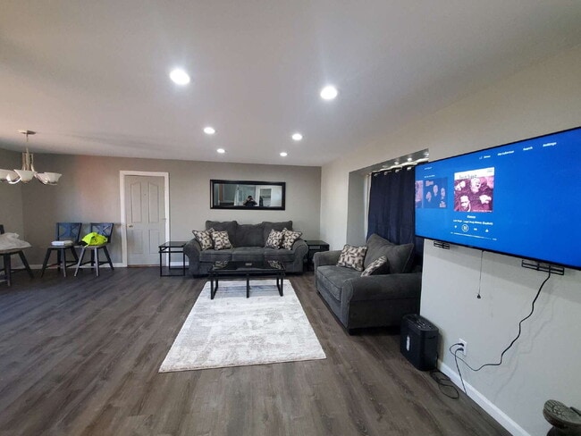Building Photo - Charming 3-Bedroom Retreat in Westlake!