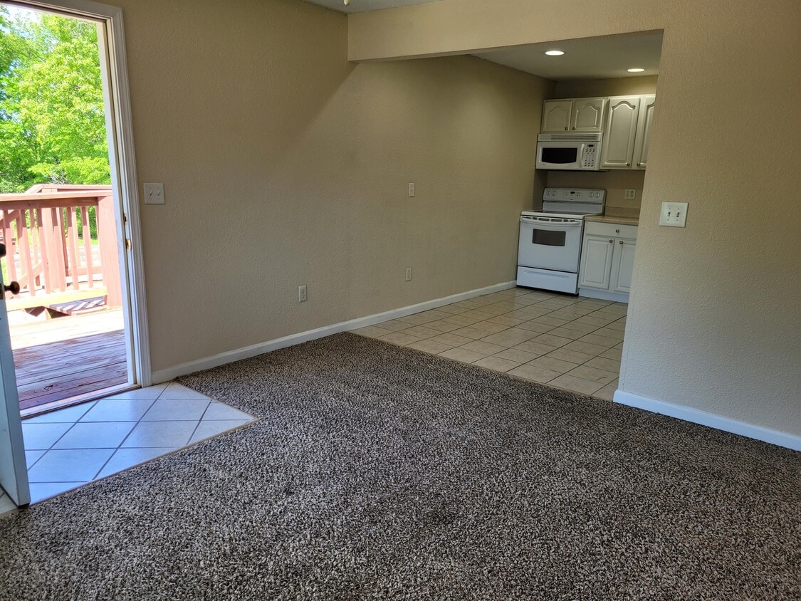 1009 Briarwood Rd, Carterville, IL 62918 House Rental in Carterville