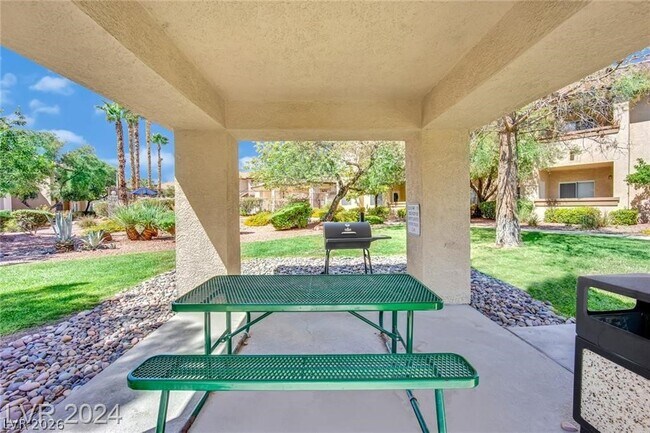 Foto del edificio - 8501 W University Ave