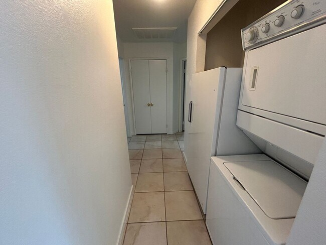 Foto del edificio - Single story with tile in most living areas. Huge backyard.