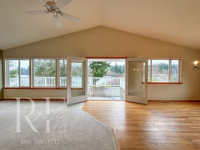 Building Photo - Fantastic Private Lakefront Rambler