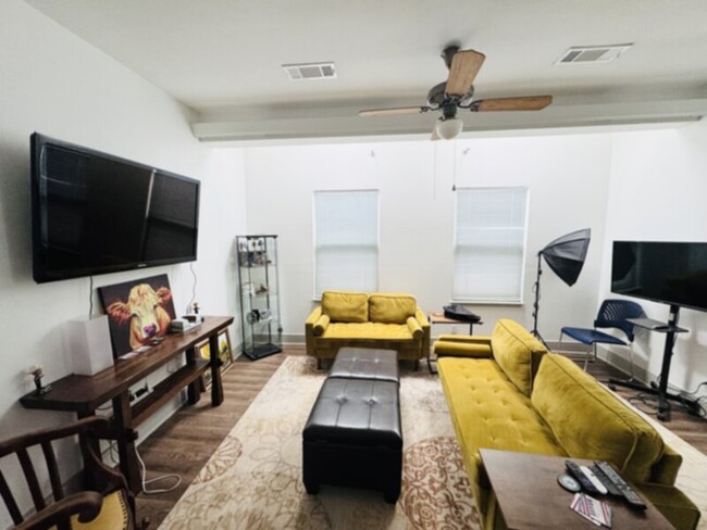 Foto del edificio - 4325 Elm St