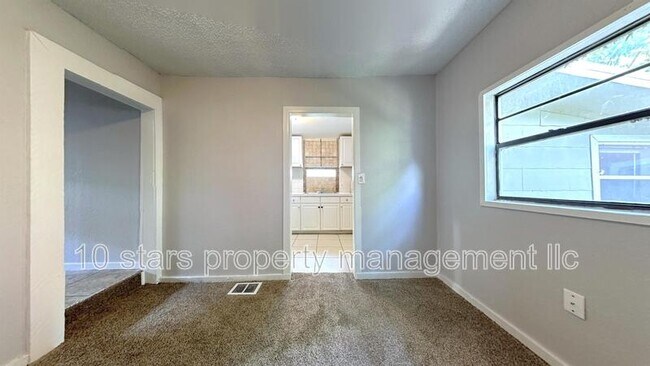 Foto del edificio - 706 E Lake Ave
