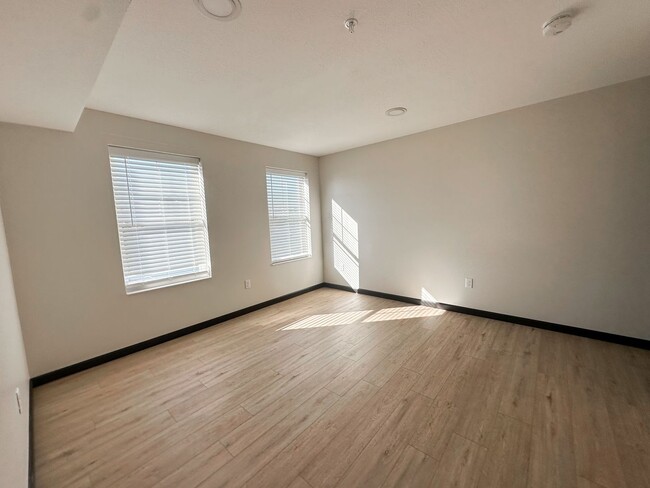 Building Photo - New! Beautiful 1 Bed, 1 Bath Apartment in ...