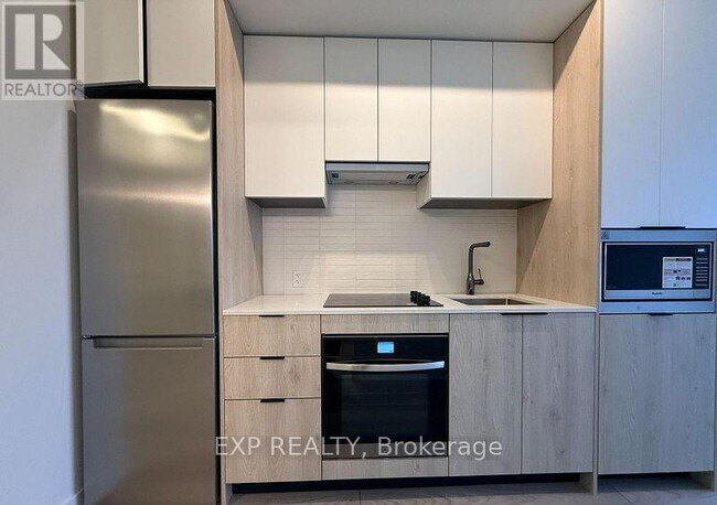 Building Photo - 1007 The Queensway