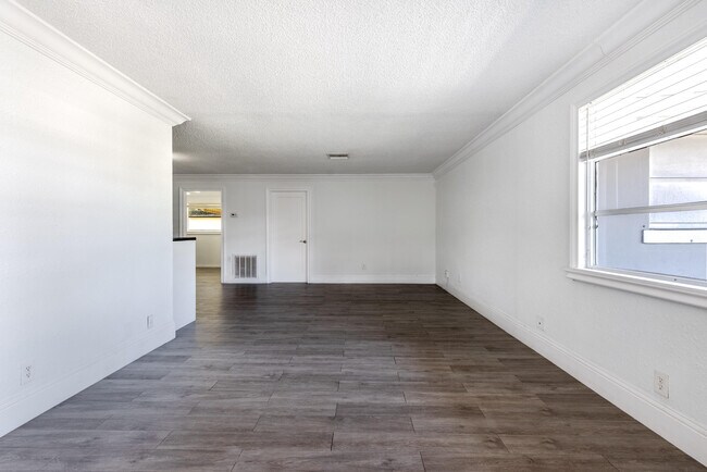 Building Photo - 8642 Sunset Dr