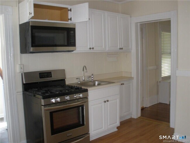 Foto del edificio - 803 Cove Rd