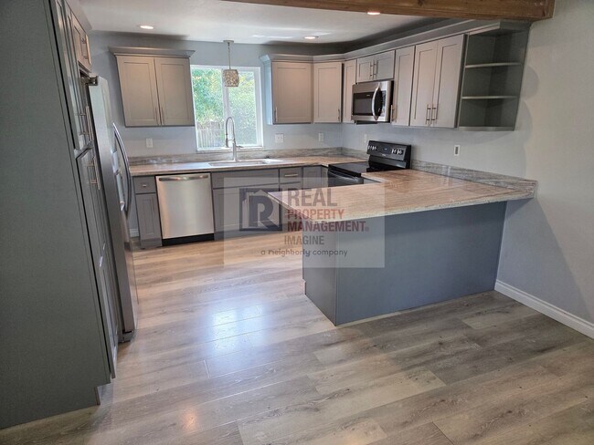 Foto del edificio - Recently remodeled 3 bedroom, 2.5 bath home