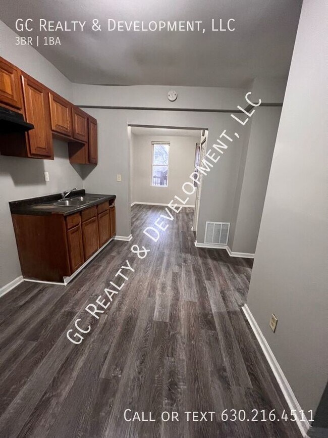 Building Photo - ***3 BDRM / FIRST FLOOR UNIT / TENANT PAYS...
