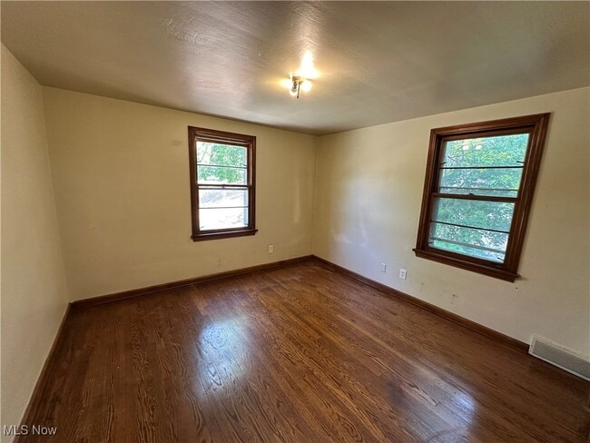 Building Photo - 28 W Boston Ave