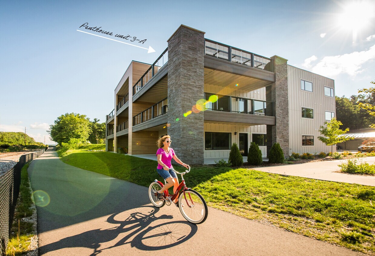 Top floor corner unit on Bardman Lake trail - 225 E Seventeenth St