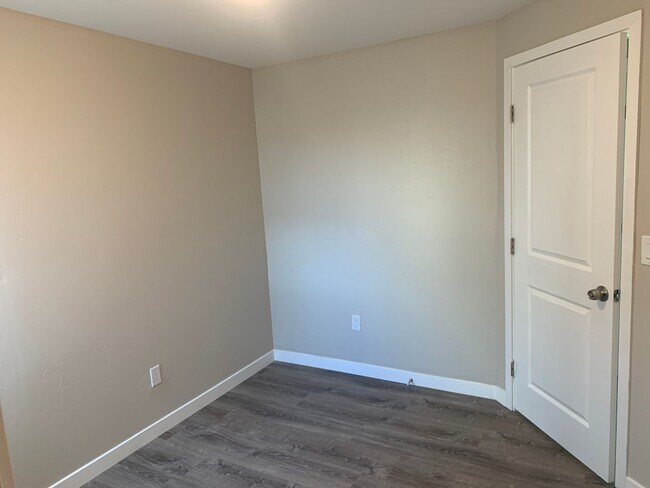 Building Photo - Nice 3 bedroom unit with Pool!