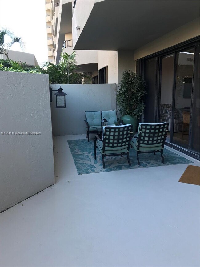 Foto del edificio - 201 Crandon Blvd