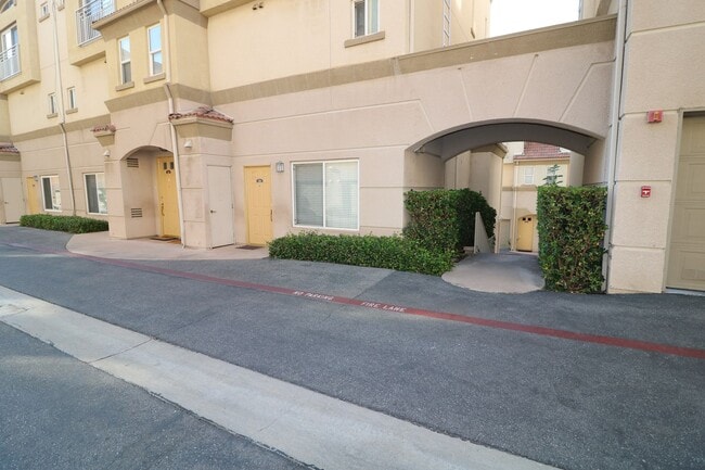 Foto del edificio - Woodland Hills Townhome S. of Ventura Blvd.