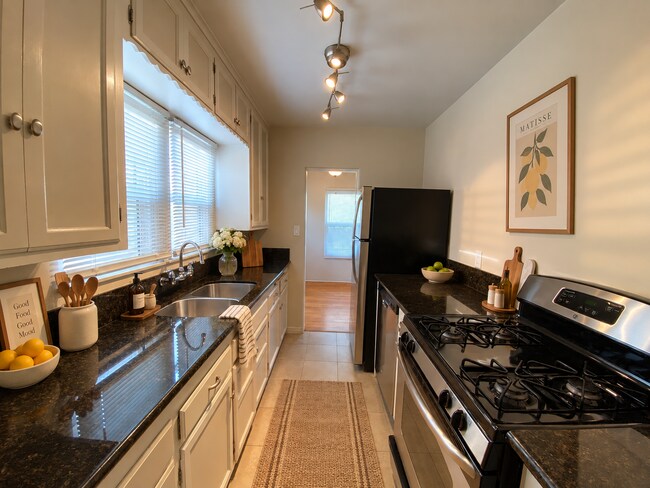 Building Photo - 4083 Iowa St