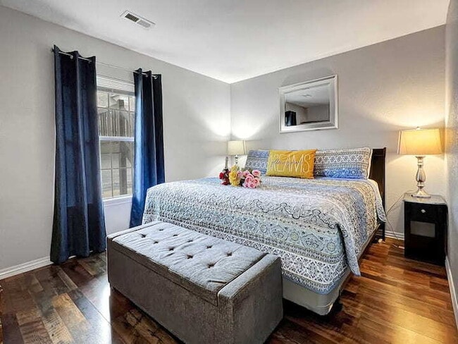 Foto del edificio - FULLY FURNISHED 2BR Condo