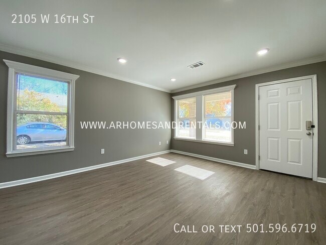 Building Photo - 2105 W 16th St | $1595 | 3 beds, 2 full baths