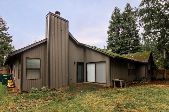 Building Photo - Elegant Ranch Style 3 Bedroom Home - Comin...