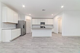 Building Photo - 7207 Sunbreeze Ln