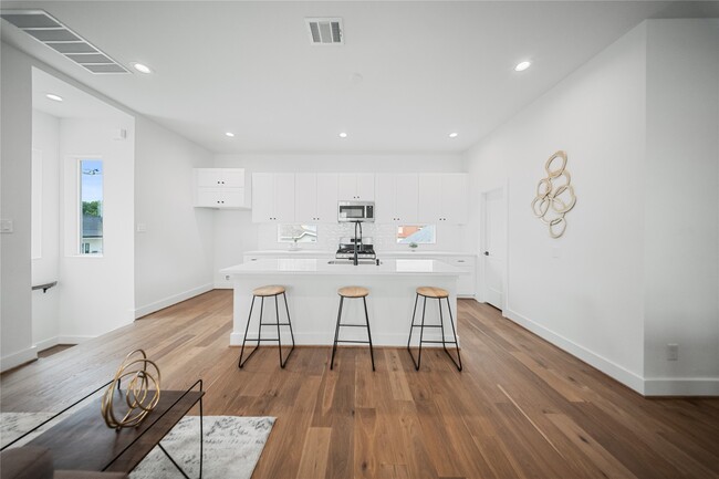 Building Photo - 1122 Hogan St