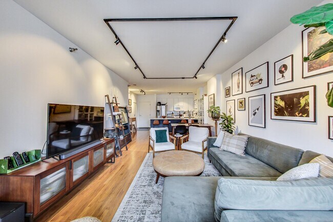 Foto del edificio - 330 N Jefferson St