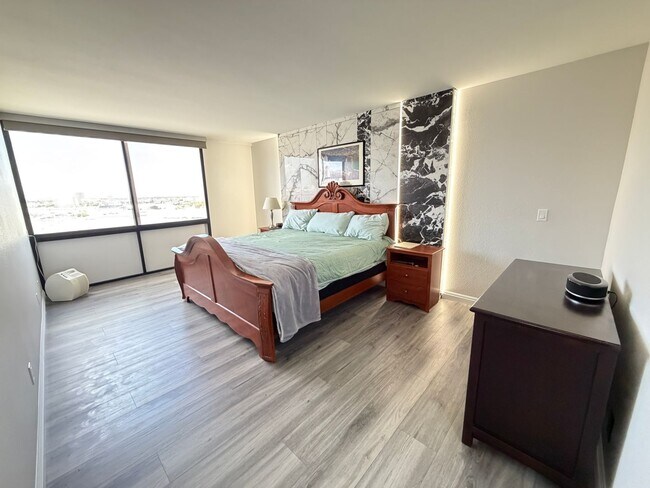 Building Photo - 205 E Harmon Ave