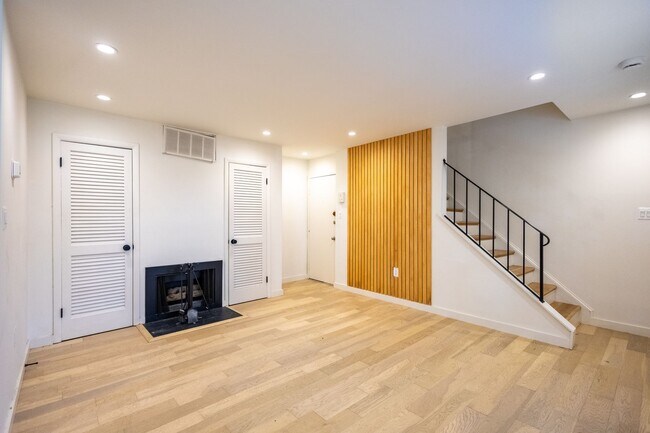 Foto del edificio - Lovely 2 BR/1 BA 2-Level Condo in Fairlawn!