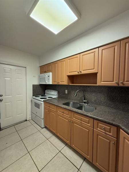 Foto del edificio - 3009 N Andrews Ave