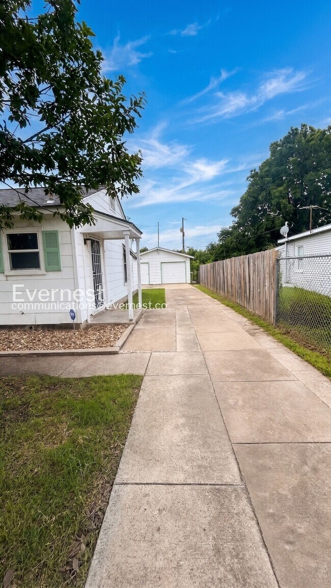 Foto del edificio - 118 Cravens Ave