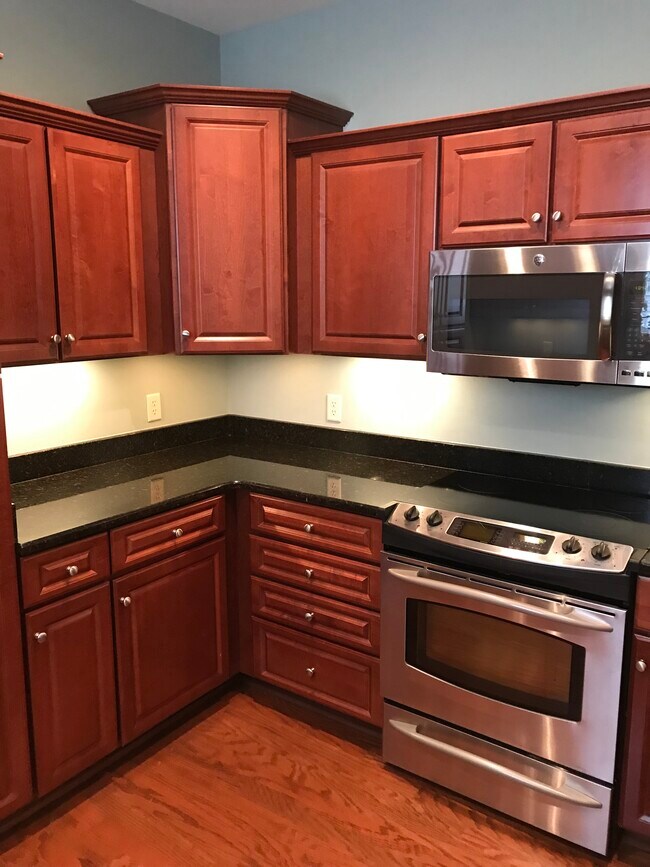 Kitchen - 1025 Cumberland Park Dr