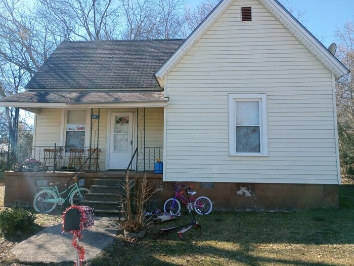 Primary Photo - 207 D St Anderson
