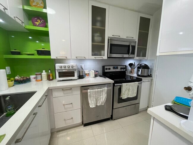 Building Photo - 2899 Collins Ave