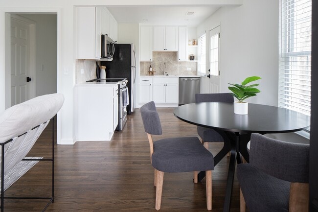 Lovely breakfast nook. - 203 Leake Ave
