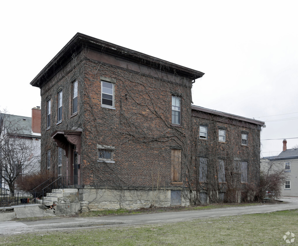 Building Photo - 412 E Berry St