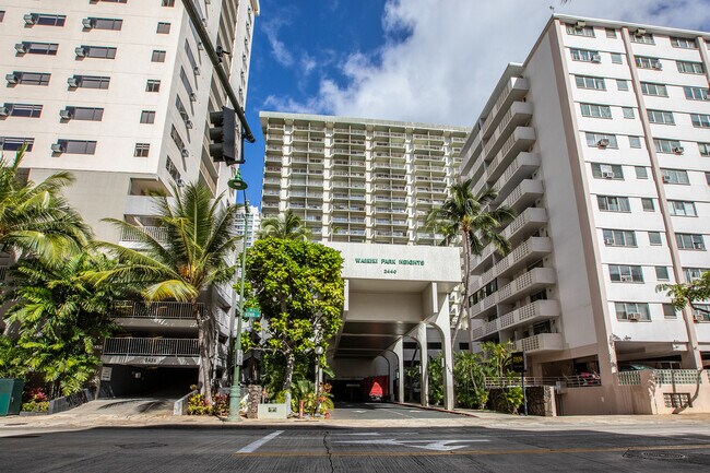 Entrada - 2440 Kuhio Ave