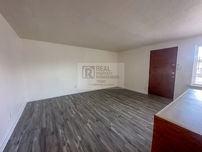 Building Photo - 1 Bedroom Unit in Tacoma! *MOVE IN SPECIAL...