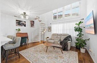 Building Photo - 744 Eastshore Terrace