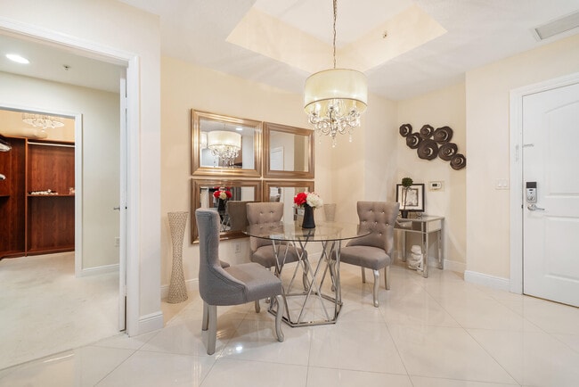 Building Photo - 701 S Olive Ave