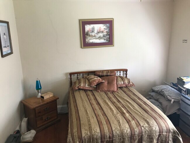 Middle room - 2320 Gordon Ave