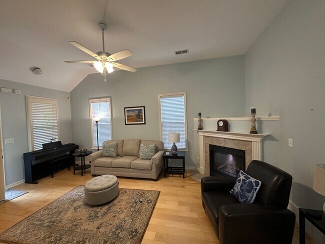 Foto del edificio - Adorable 2 bedroom 2 bath all hardwood.   All appliances included. Pets allowed with fees.  Avail...