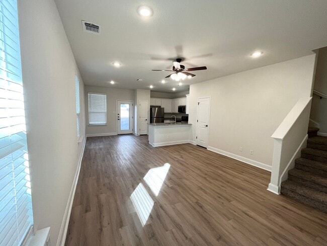 Building Photo - 10325 Lynwood Village