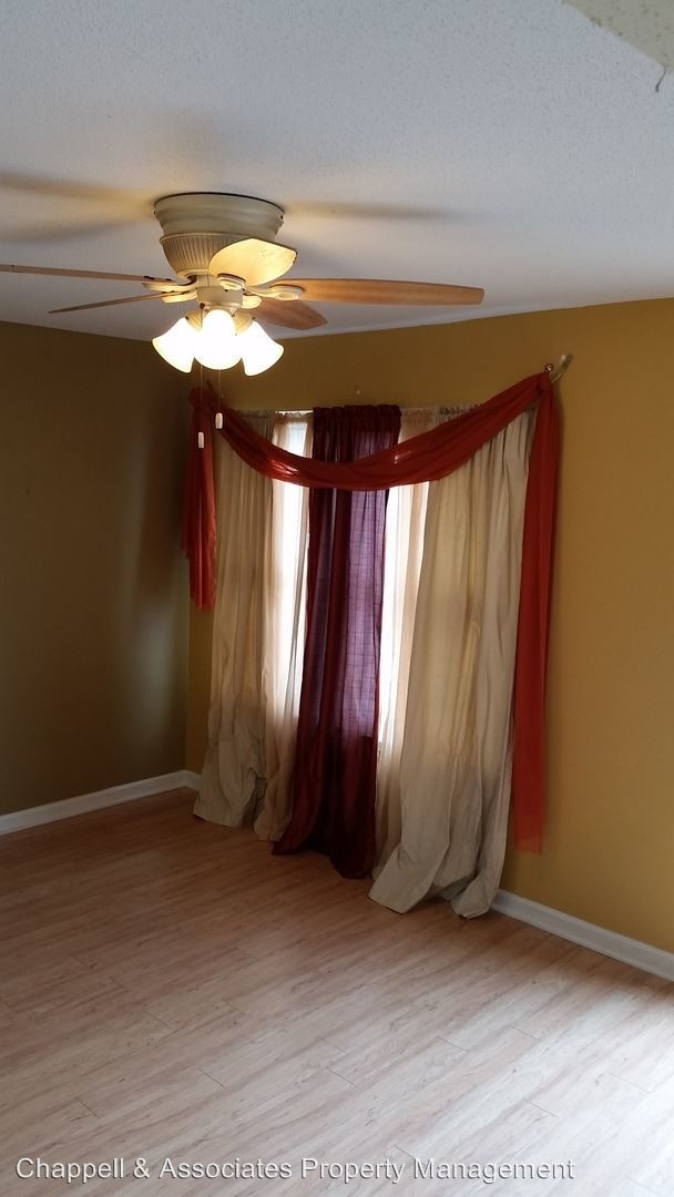 Building Photo - 2 br, 1.5 bath House - 939 Kingsbury DR #D