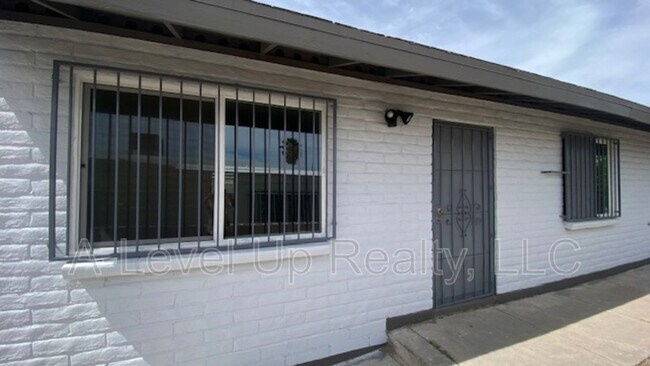 Foto del edificio - 1027 S Santa Rita Ave
