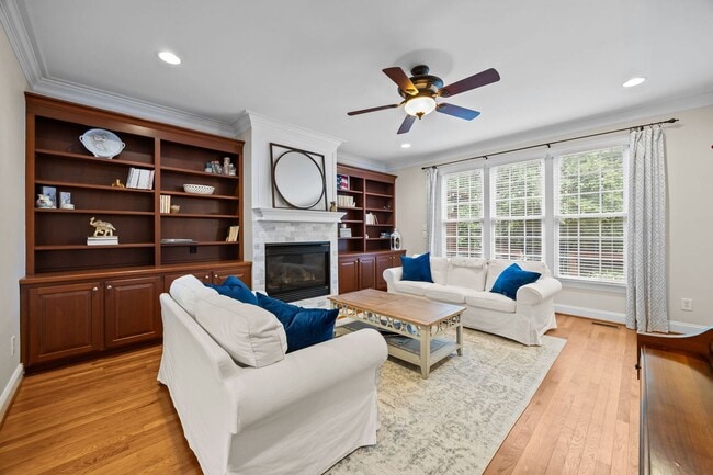 Building Photo - Spacious 4-Bedroom Home with Large Yard & ...