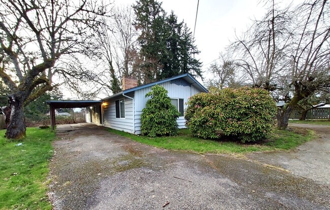 Building Photo - Cozy 3 Bedroom Rambler in the Heart of Uni...