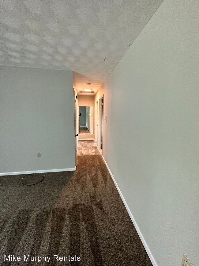 Building Photo - 3 br, 1.5 bath House - 11 Oakwood Circle
