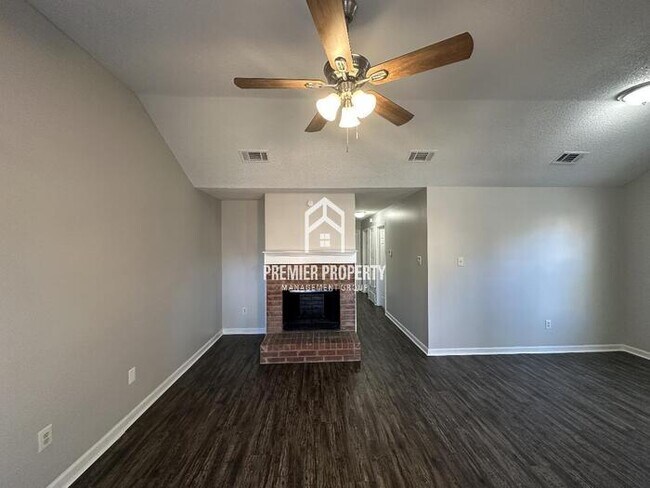 Foto del edificio - 5529 Emerald Hills Dr